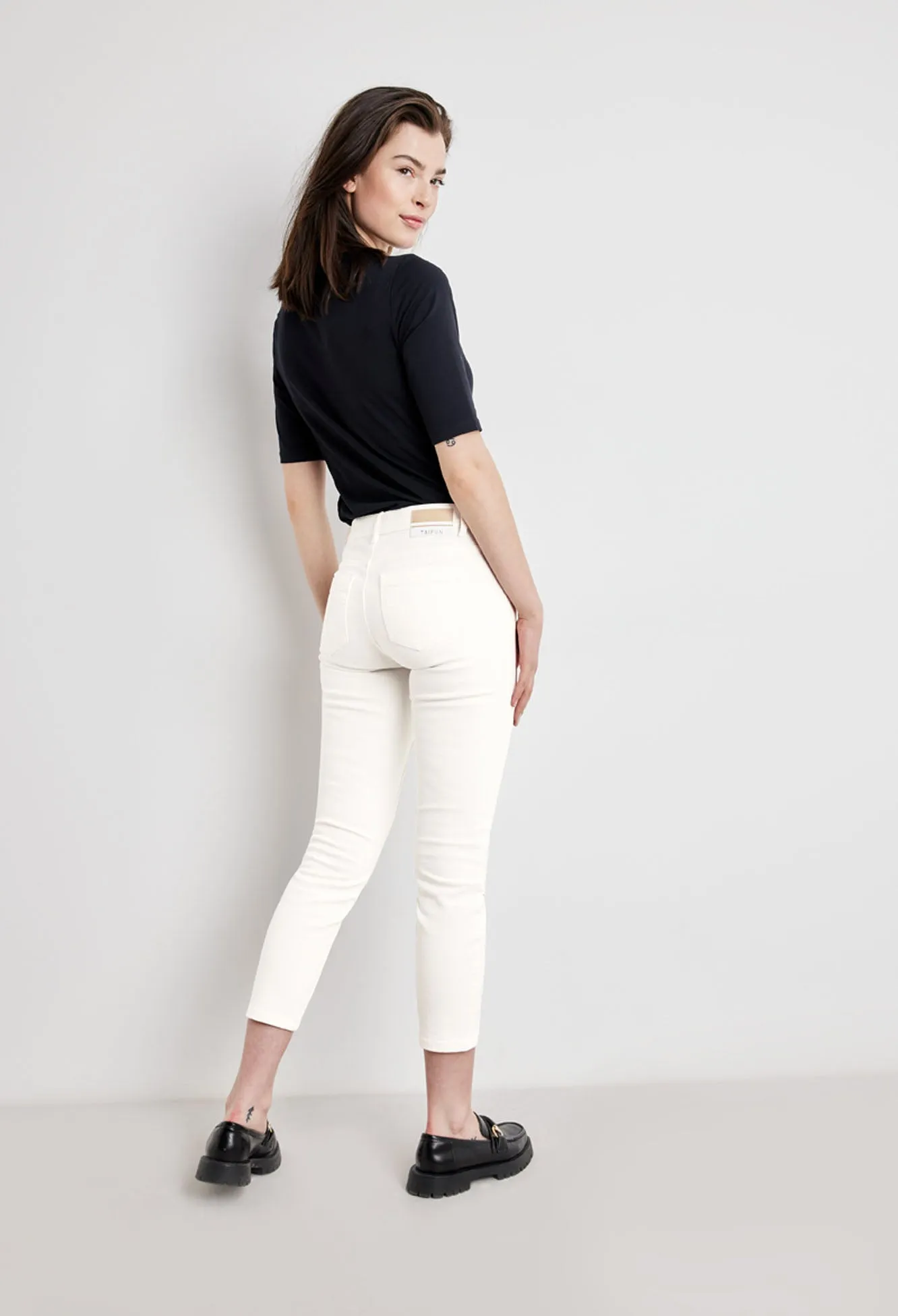 7/8-length jeans with broderie anglaise