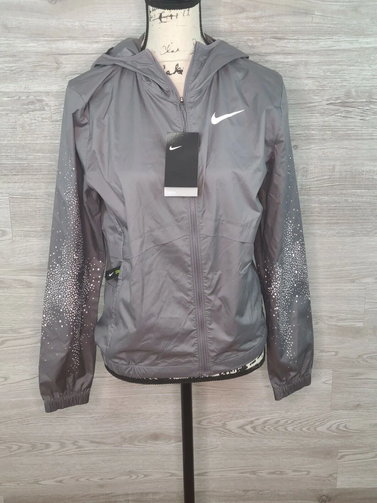 Nike Essential Women's Gray Wind & Water Repellent Track Jacket Size Small